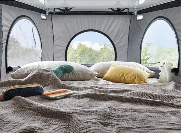 La chambre des enfants dans le toit relevable d'un van aménagé pilote