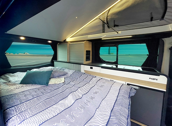 Lit du bas pour 2 personnes dans un van aménagé Pilote