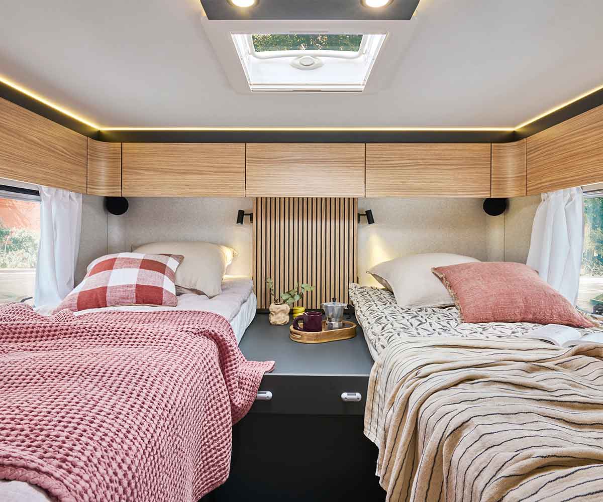 Lits jumeaux dans la chambre du camping-car intégral G740GJ Pilote - ambiance Annecy.