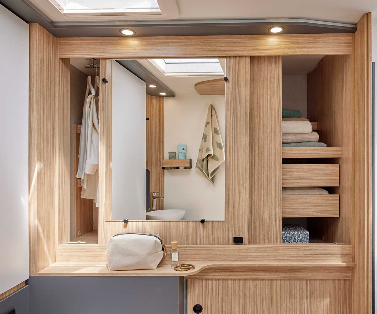 Dressing du camping-car profilé P690D Pilote - ambiance Annecy.