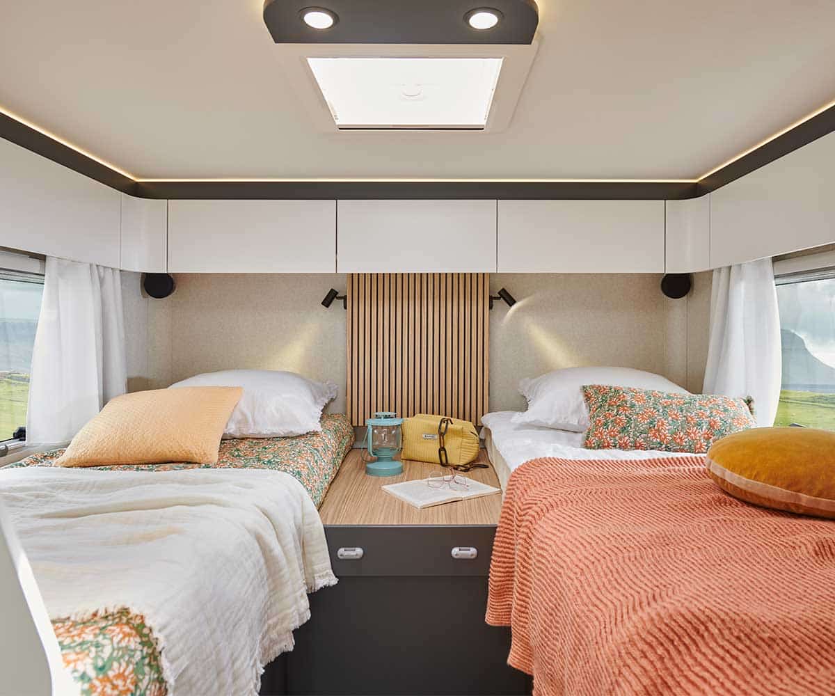 Lits jumeaux dans la chambre du camping-car profilé P740FGJ Pilote.