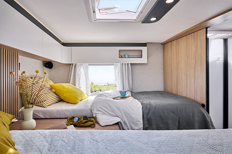 Chambre avec lits jumeaux d'un camping-car intégral Pilote G720FGJ