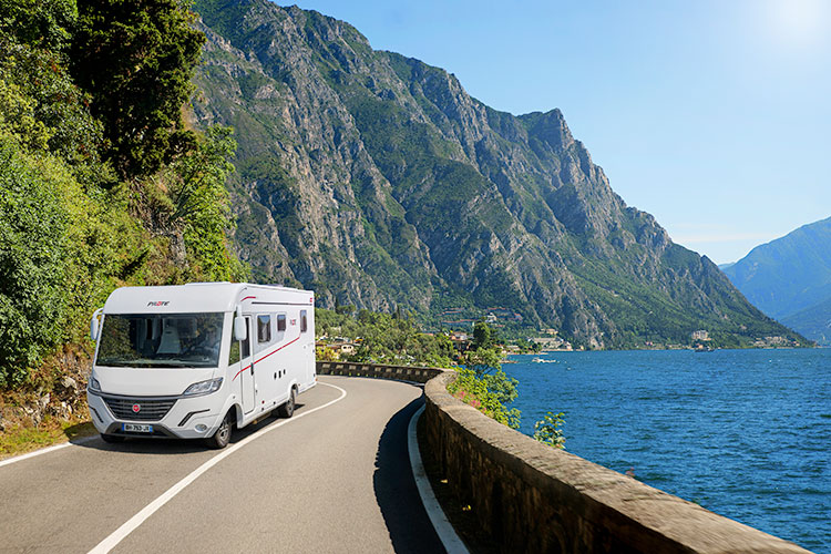 camping-car intégral Pilote roulant le long d'un lac des Balkans