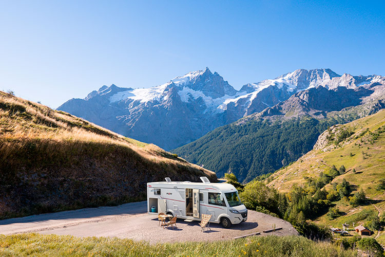 camping-car intégral Pilote à l'arrêt avec un paysage montagneux