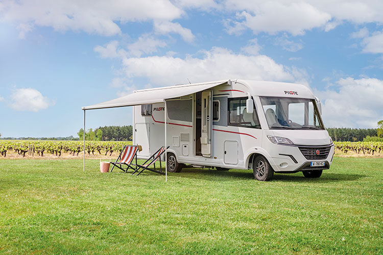 camping-car intégral Pilote à l'arrêt avec son store banne déplié