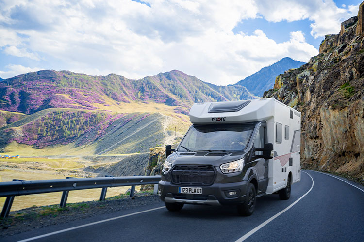 camping-car profilé compact Pilote sur une route de montagne