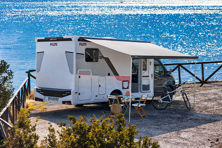 camping-car profilé compact Pilote à l'arrêt près de l'océan