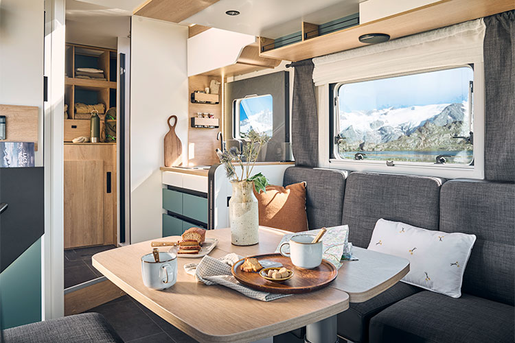 Salon d'un camping-car profilé compact Pilote A650D