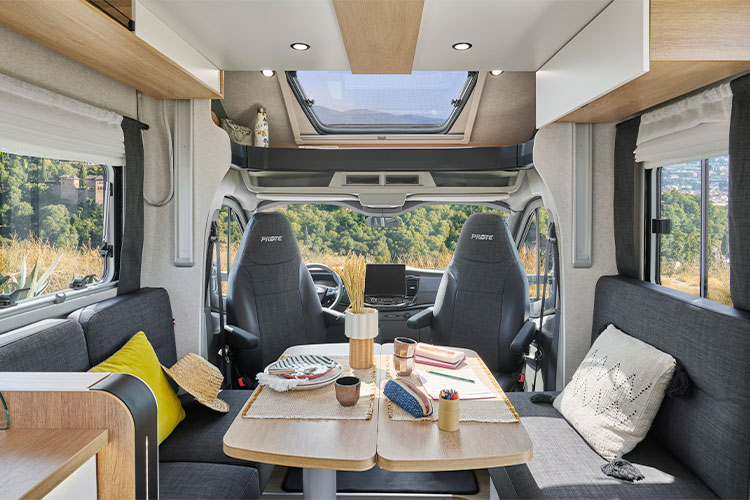 Salon d'un camping-car profilé compact Pilote A690GJ