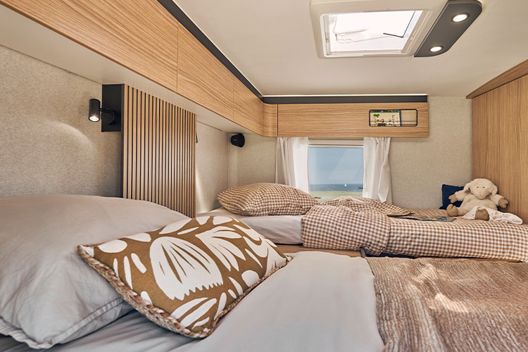 Chambre d'un camping-car Pilote P740GJ avec ambiance A