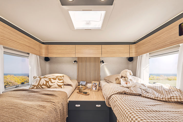 Chambre avec lits jumeaux d'un camping-car Pilote P740GJ avec ambiance Annecy