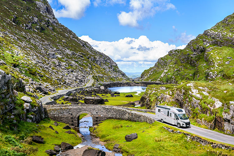 camping-car profilé Pilote roulant sur une route de montagne dans un paysage irlandais