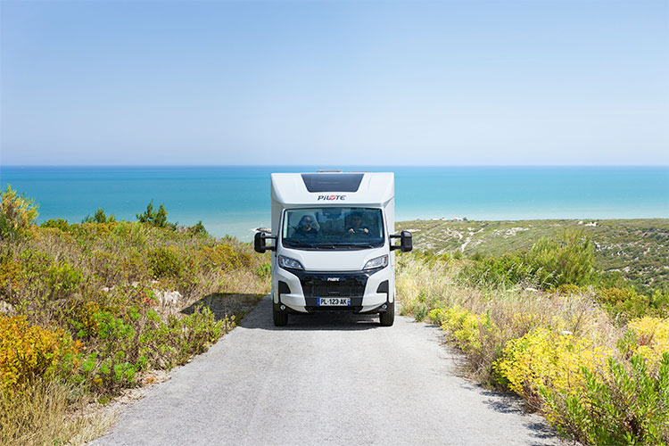 Vue extérieure d'un camping-car profilé Pilote