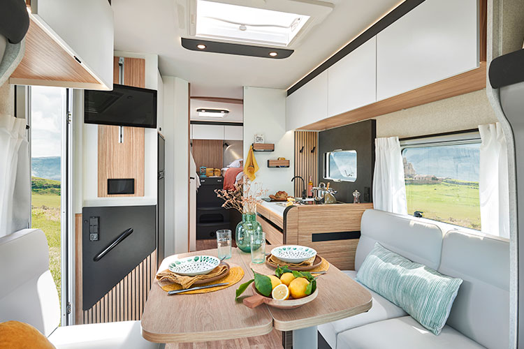 Salon d'un camping-car profilé Pilote P720FGJ