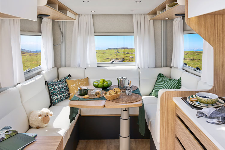 Salon d'un camping-car profilé Pilote P720U