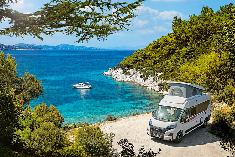 fourgon aménagé Pilote surplombant une mer turquoise