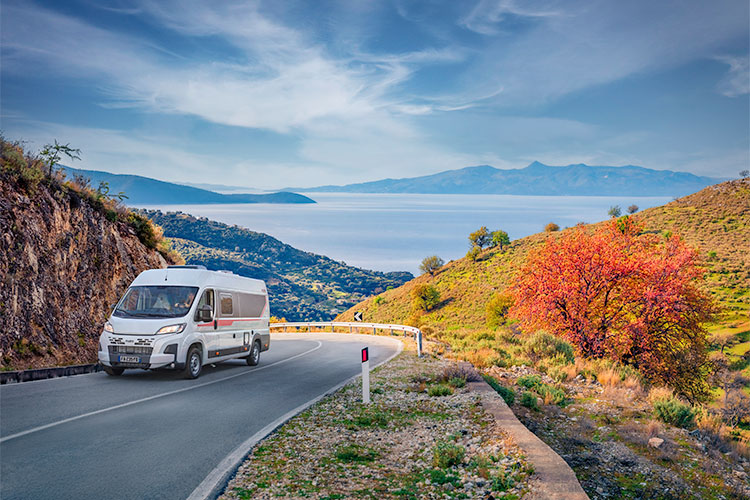 fourgon aménagé Pilote roulant sur une route de montagne