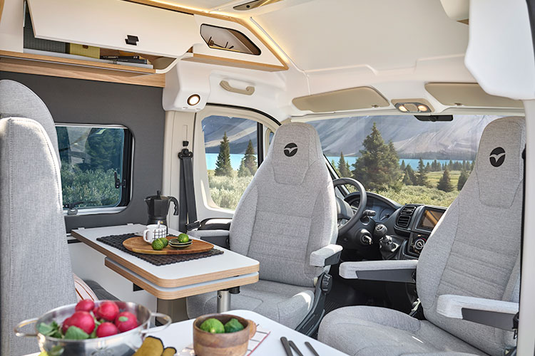 Salon du fourgon aménagé Pilote V540G avec vue sur la cabine