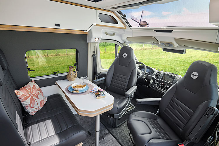Salon du fourgon aménagé Pilote V630J avec vue sur la cabine