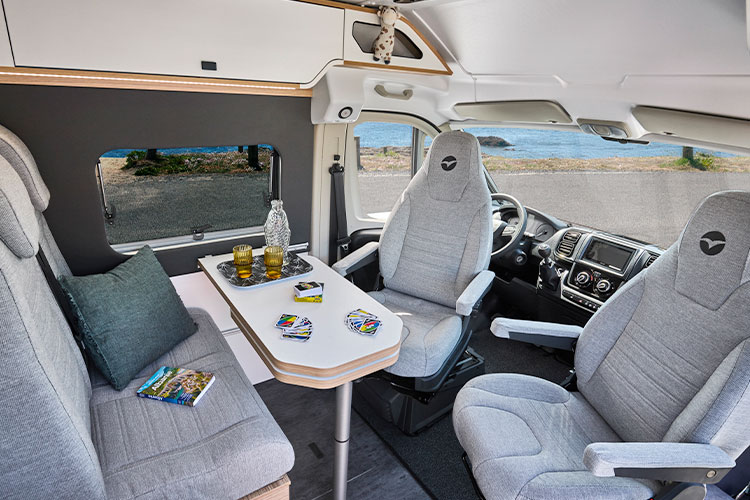 Salon du fourgon aménagé Pilote V630S avec vue sur la cabine