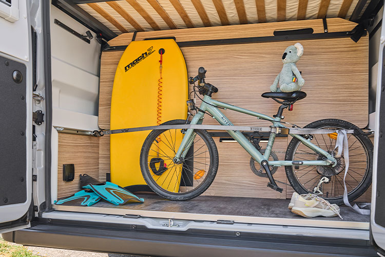 Vue sur la soute du fourgon aménagé Pilote V630S avec un vélo à l'intérieur