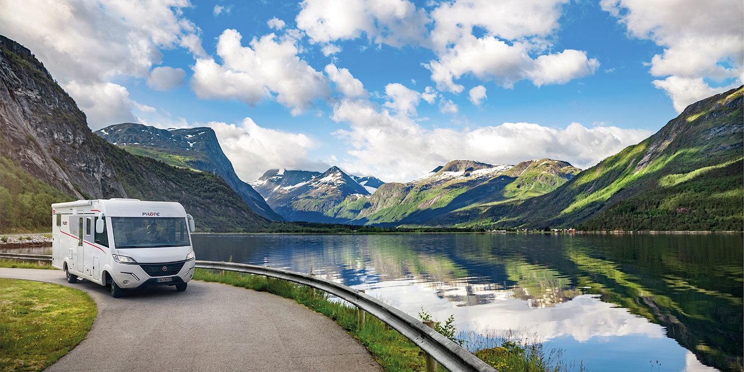 camping-car intégral Pilote roulant le long d'un lac en Norvège