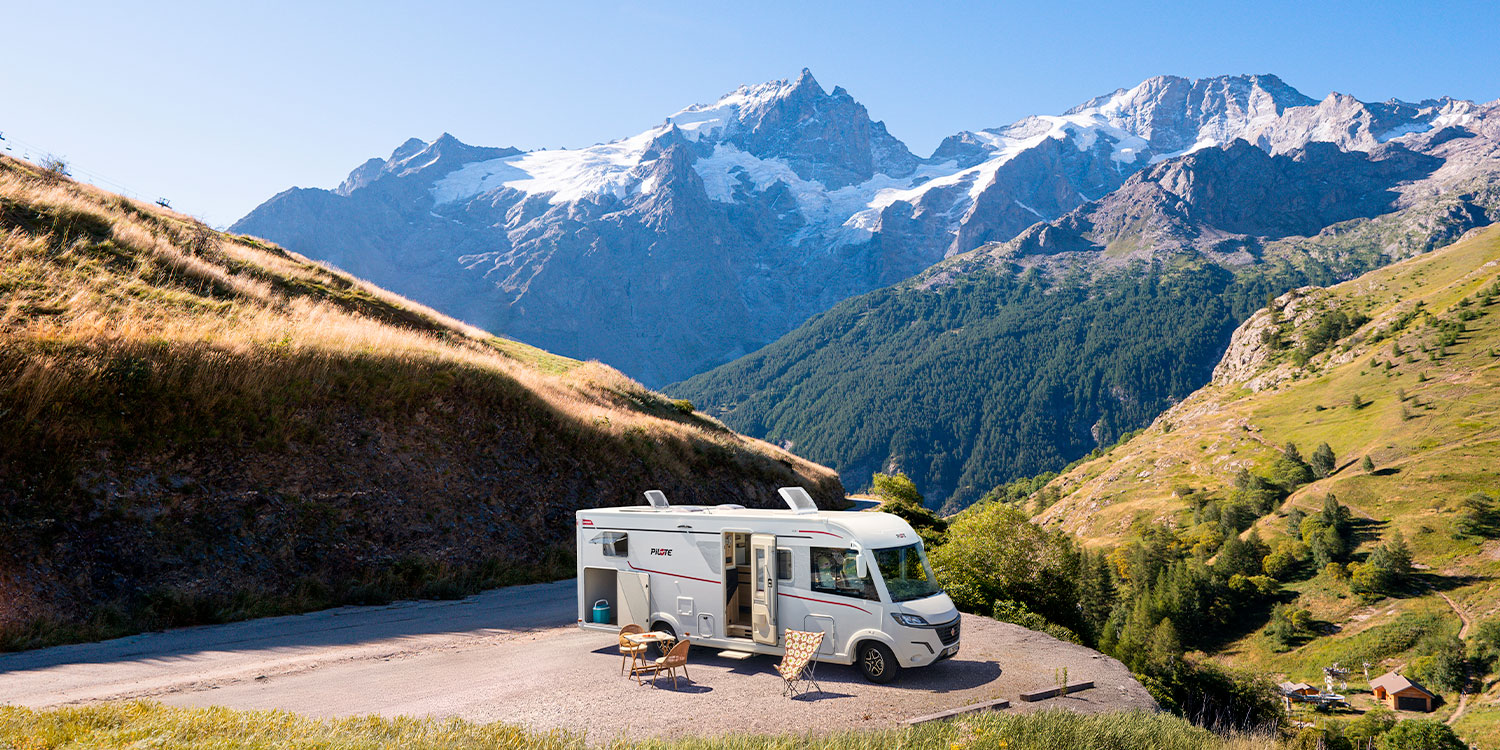 camping-car intégral Pilote à l'arrêt avec un paysage montagneux