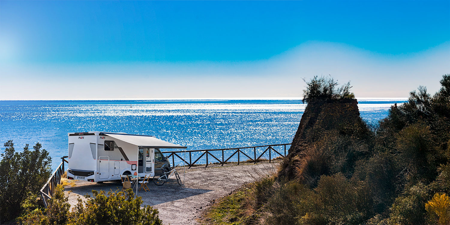 camping-car profilé compact Pilote à l'arrêt près de l'océan
