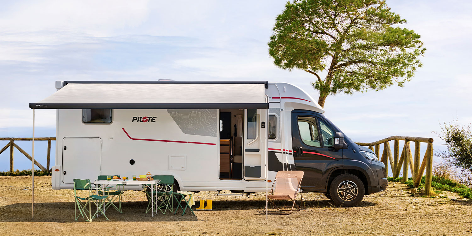 camping-car profilé Pilote à l'arrêt avec son store banne déplié