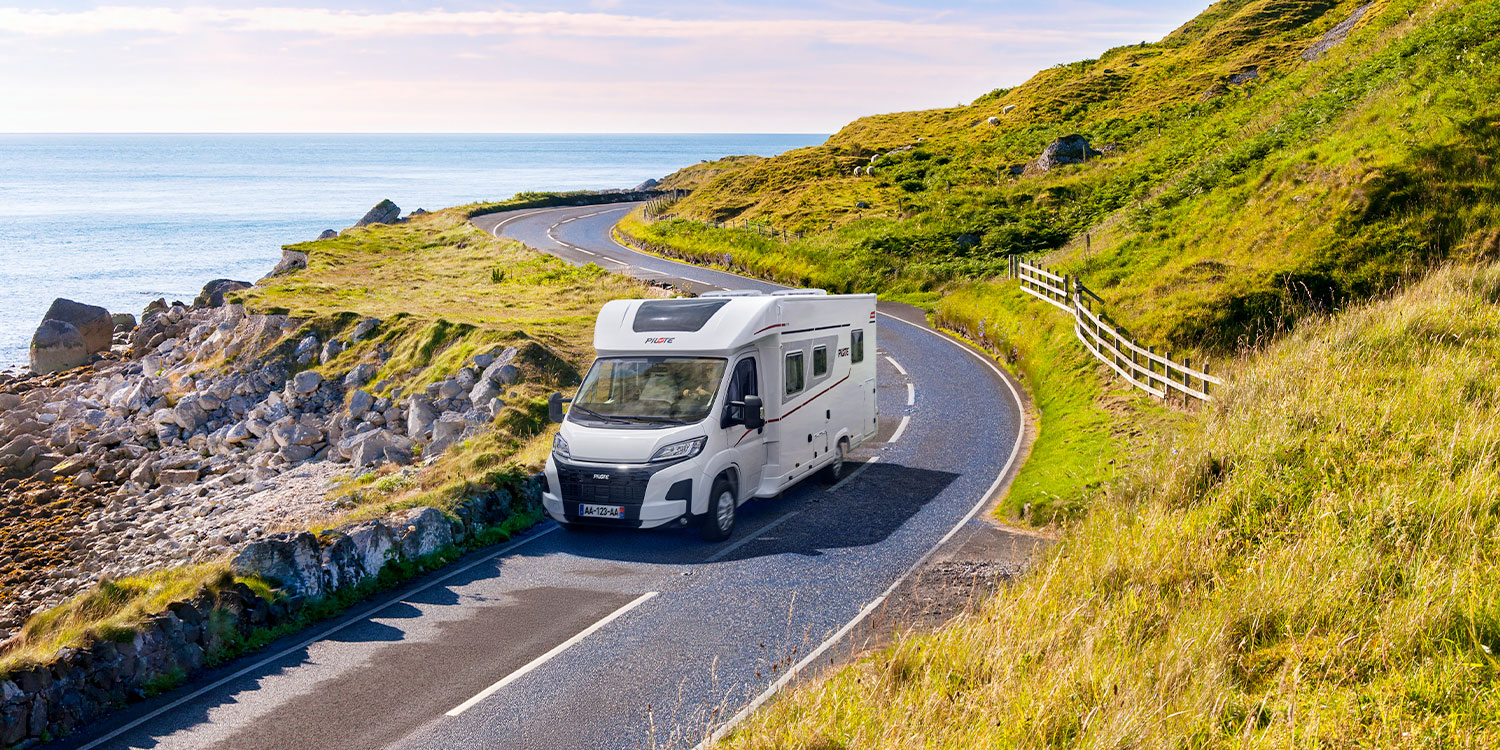 camping-car profilé Pilote roulant sur une route en Irlande le long de la côte
