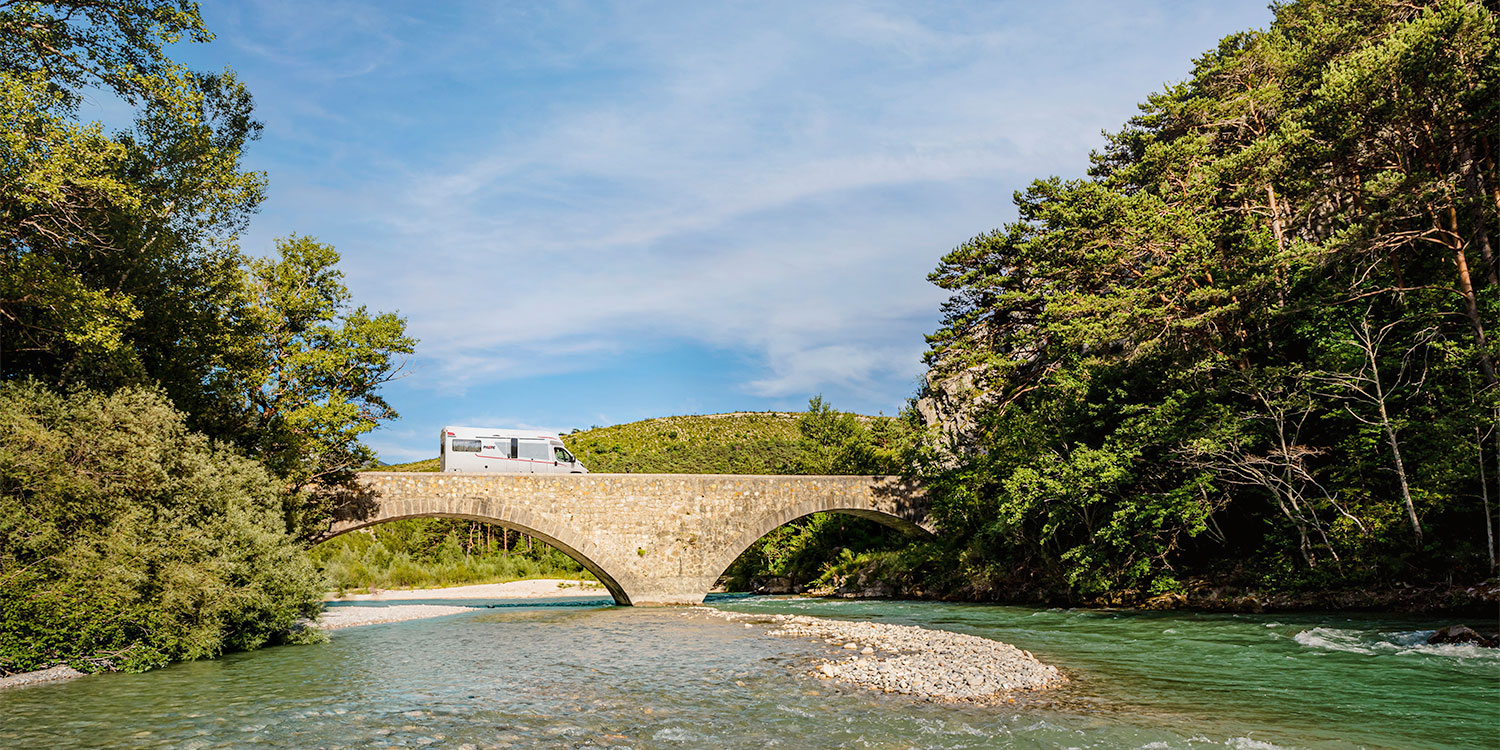 Camping-car profilé Pilote sur un pont dans le Périgord