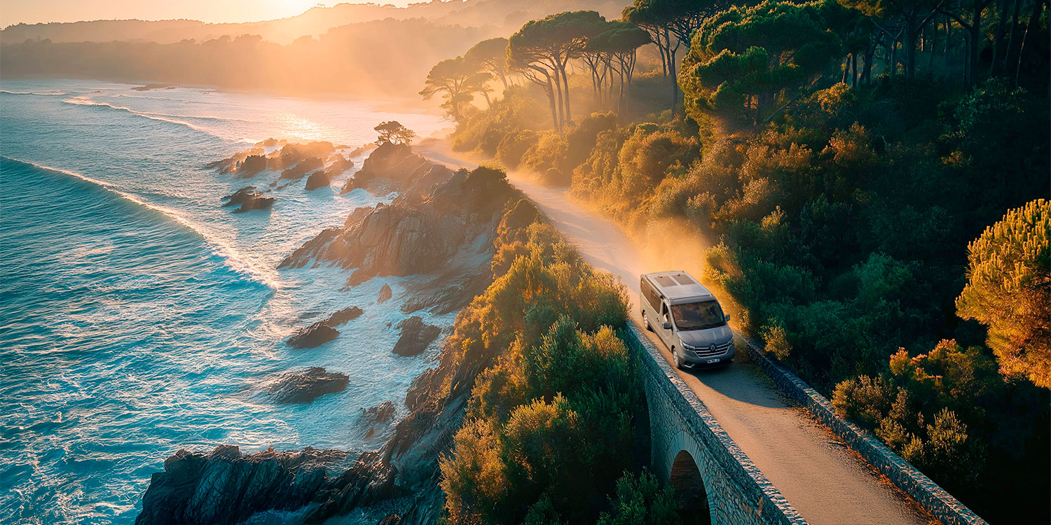 Van aménagé Pilote roulant sur une côte sauvage le long de l'océan