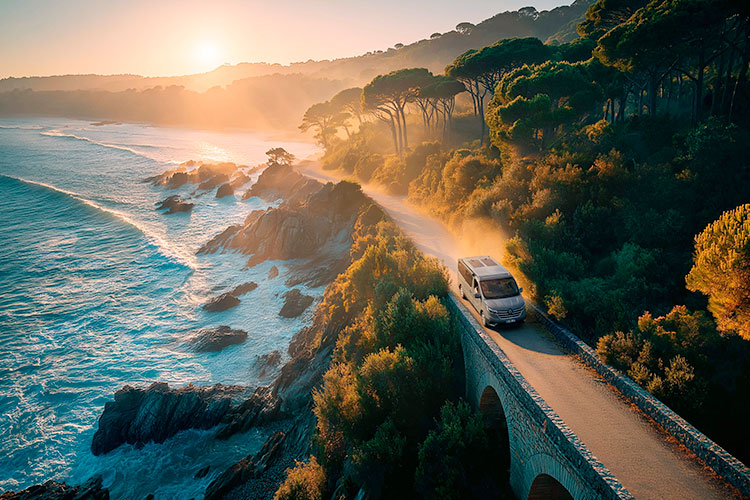 Van aménagé Pilote roulant sur une côte sauvage le long de l'océan