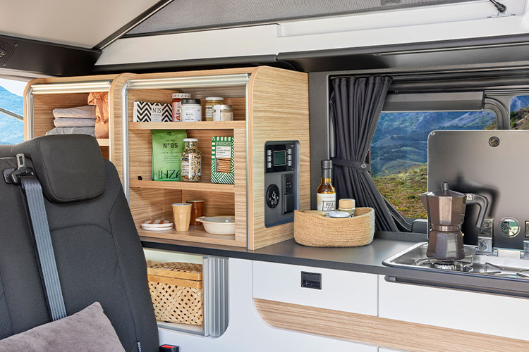 Vue rapprochée des rangements situés à l'intérieur du van aménagé Pilote CV505BC