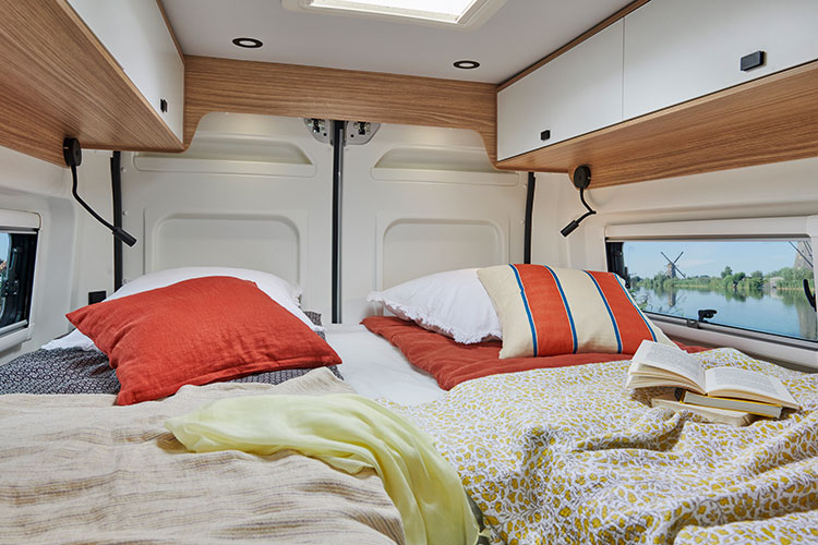 Chambre du fourgon V630J avec ses lits jumeaux.