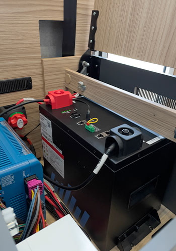 Photo d'une batterie cellule située à l'intérieur d'un camping-car.